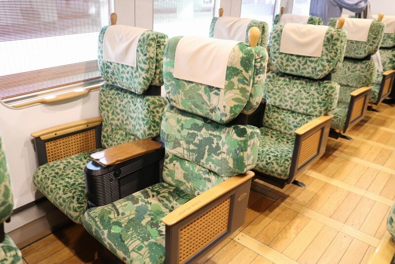 4号車シート
