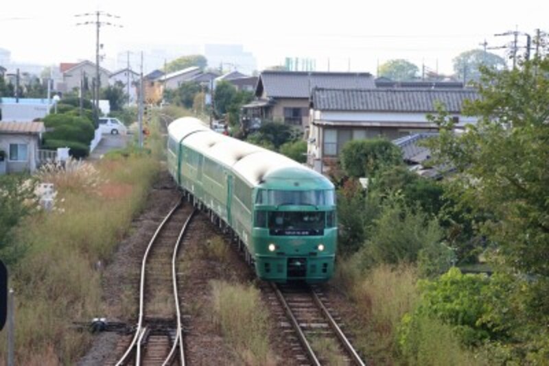 筑後吉井駅を通過する「ゆふいんの森5号」