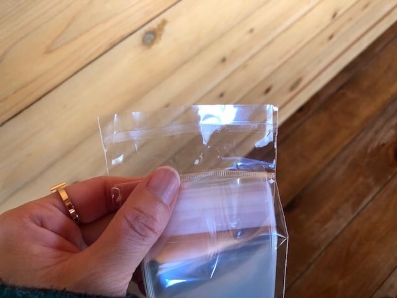 外のパッケージの口部分は切り取ると便利