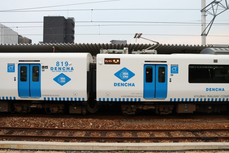 ドアとロゴは青色で統一