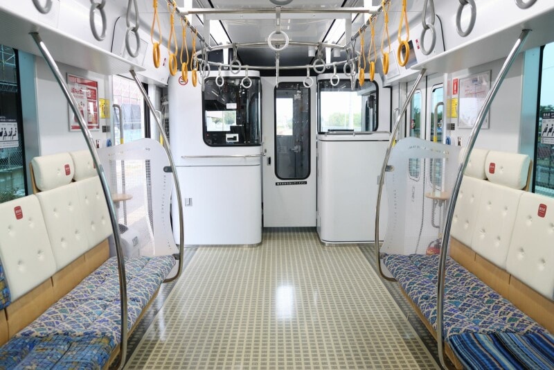 ロングシートの車内