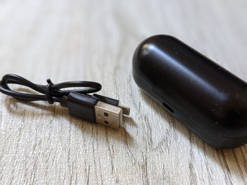 ダイソーの1000円イヤホン充電ケーブルとケース