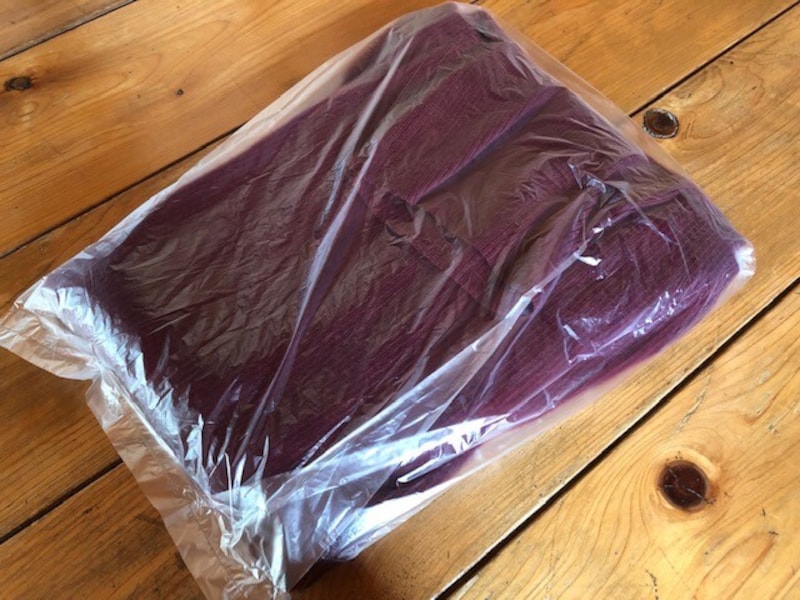 ニットはすべりやすいので、袋に入れるときにも慎重に