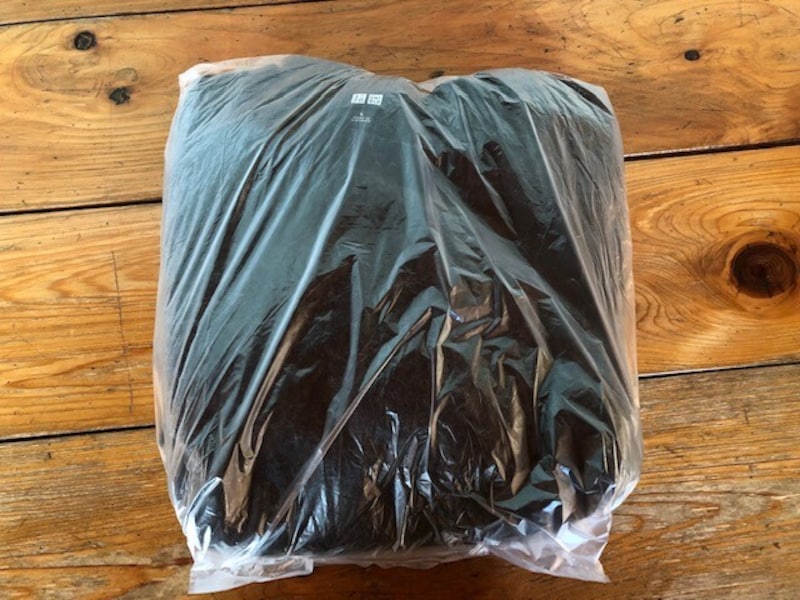 ふんわりしているニットもビニール袋に入れる