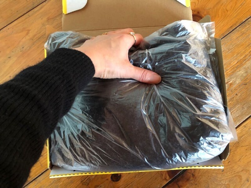 宅急便コンパクトの箱に押し込む