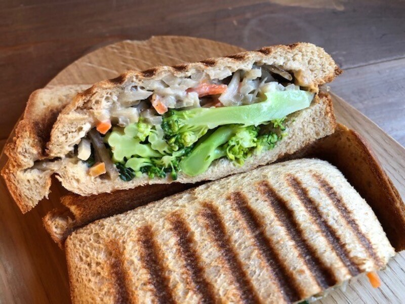 ごぼうサラダとブロッコリーのホットサンド