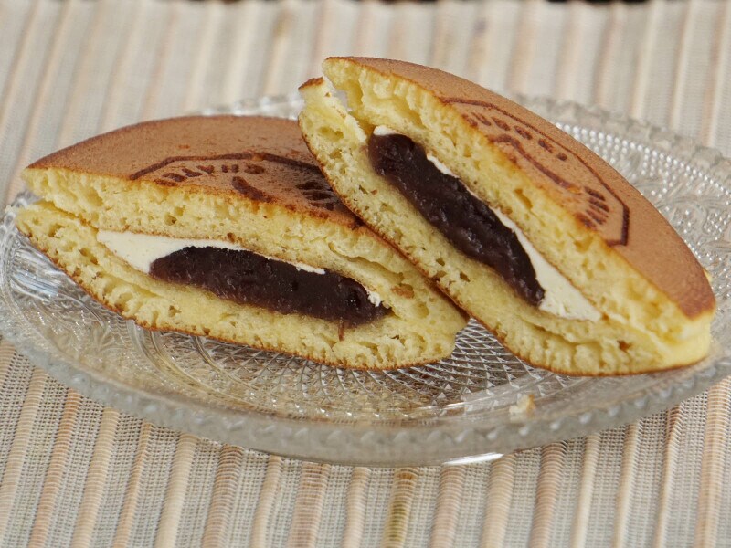 シャトレーゼ「YATSUDOKI バターどら焼き」。なかには自家炊き餡がたっぷり!