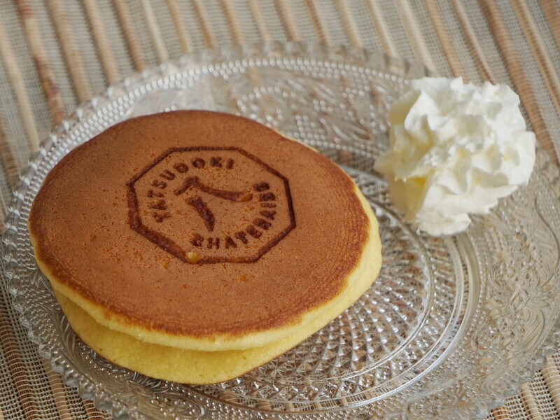 シャトレーゼ「YATSUDOKI バターどら焼き」。お好みでホイップを添えても!