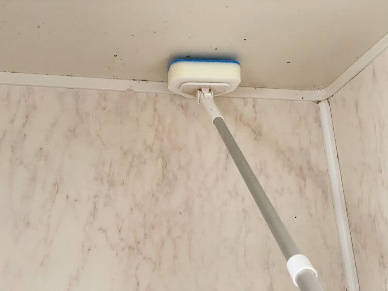 風呂場天井のカビ掃除