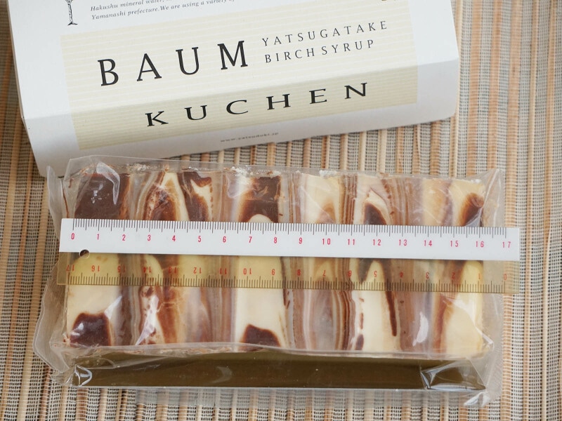 「YATSUDOKI 八ヶ岳白樺シロップ入り 高原バウムクーヘン」の長さは約16cmほど