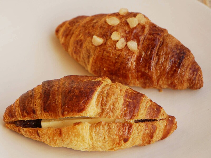 「自家炊きあんことバターのクロワッサン」(手前)と「焼きたてシュガークロワッサン シャトレーゼ」(奥)