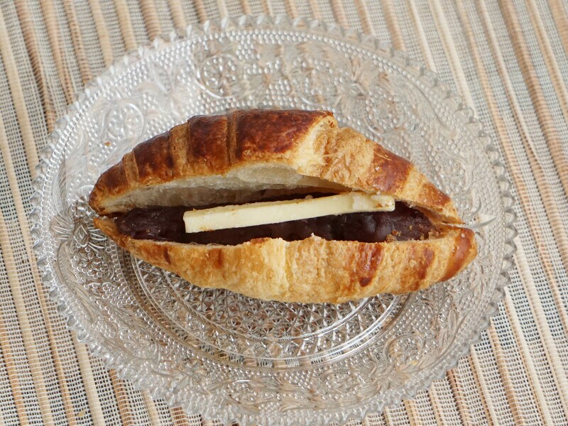 シャトレーゼとYATSUDOKI「自家炊きあんことバターのクロワッサン」