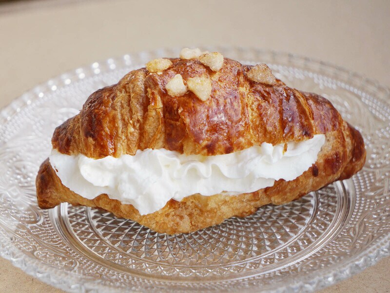 「焼きたてシュガークロワッサン」にホイップクリームを挟んでボリュームたっぷりのおやつに!