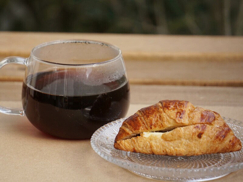 シャトレーゼとYATSUDOKIのクロワッサンをコーヒーと合わせて