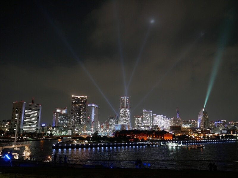 大さん橋屋上から眺めた「ヨルノヨ」特別演出の様子(2021年11月16日撮影)