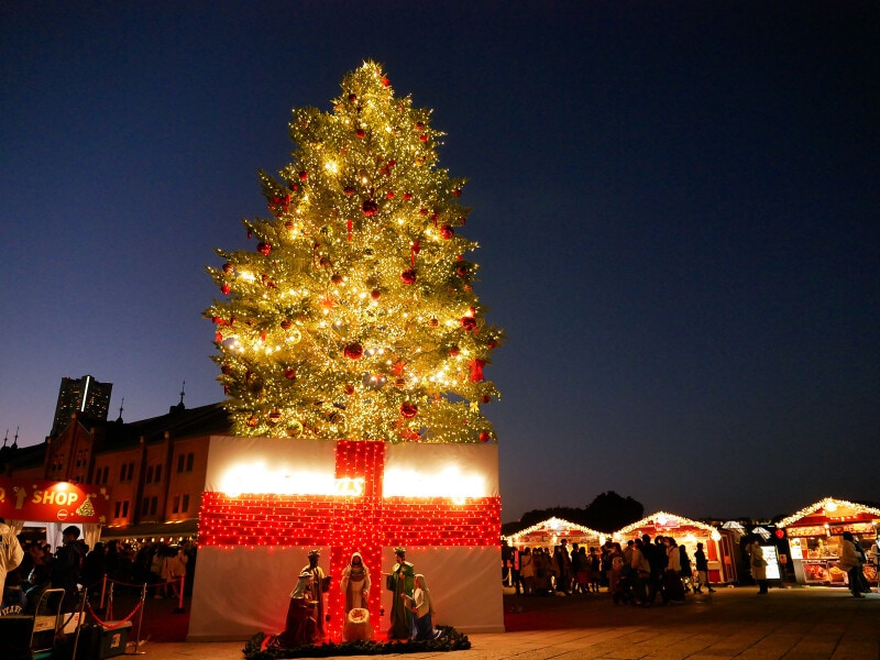 Christmas Market in 横浜赤レンガ倉庫の様子。海側には約10メートルの生木のツリーが設置(2021年11月26日撮影)