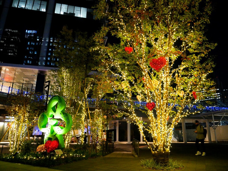 ソニーグループが入る「横浜グランゲート」のイルミネーション(2021年11月11日撮影)