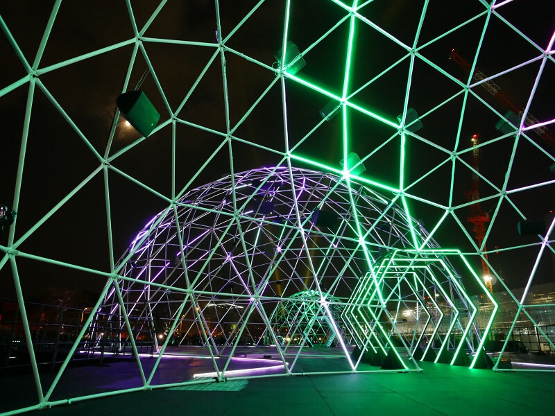 巨大な「CROSS DOME(クロス ドーム)」の中には無料で入れます(2021年11月16日撮影)