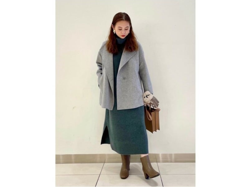 スクエア型のミニバッグはコーデのポイントにも◎　出典：StyleHint