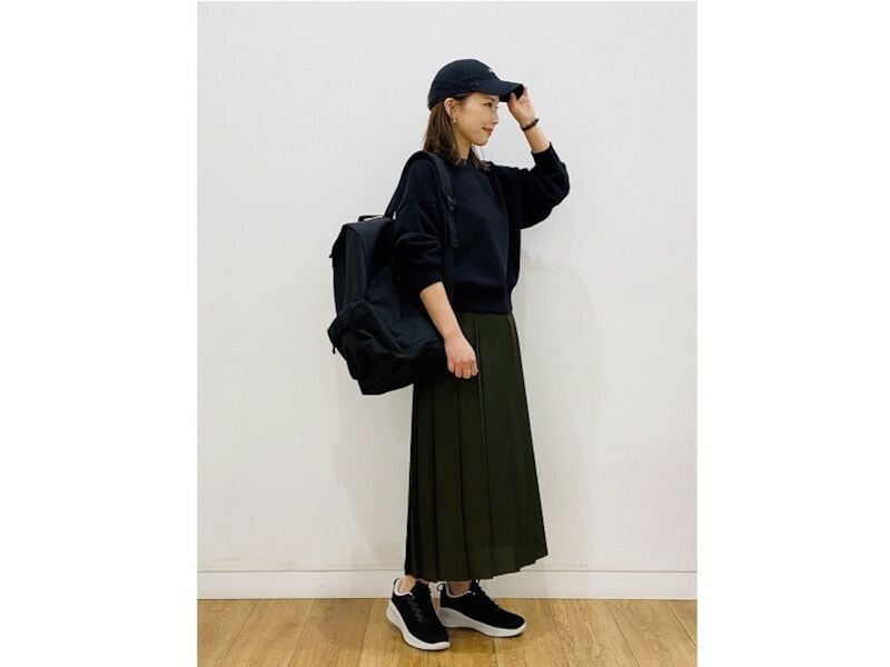 オールブラックコーデにスポーティーな小物で味付けを　出典：StyleHint