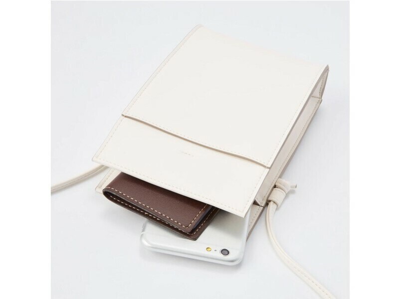 スマホやお財布など、身のまわりのグッズは一通り入れられます