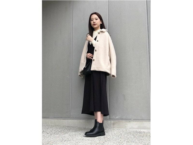 ふわふわ感が可愛いショート丈のボアアウター 出典:StyleHint