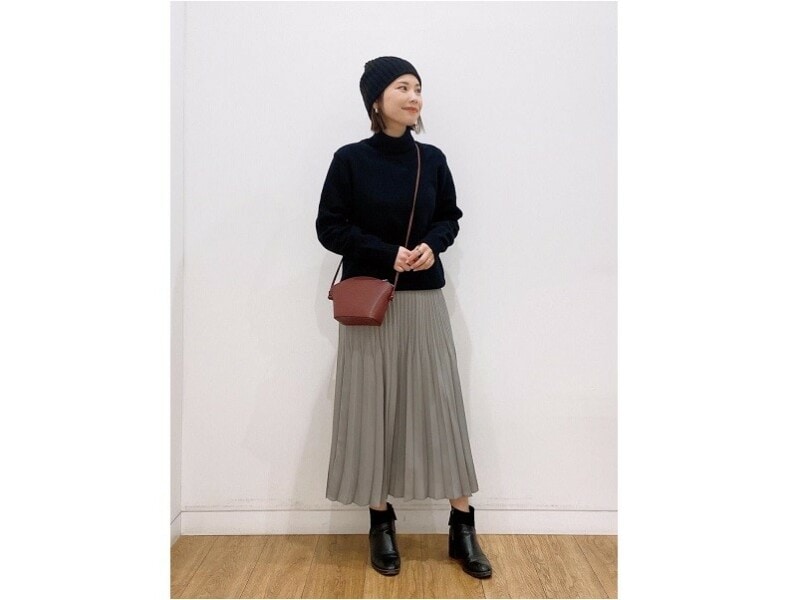 シンプルにニットと合わせて素材感のミックスを楽しんで 出典:StyleHint