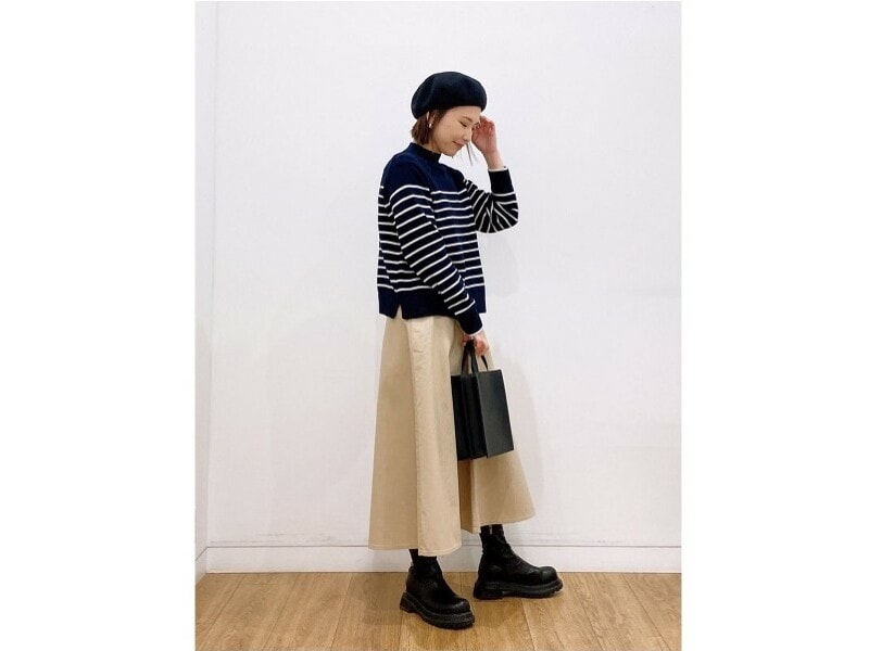 ラインのきれいなフレアスカートでボーダーニットも大人っぽく 出典:StyleHint