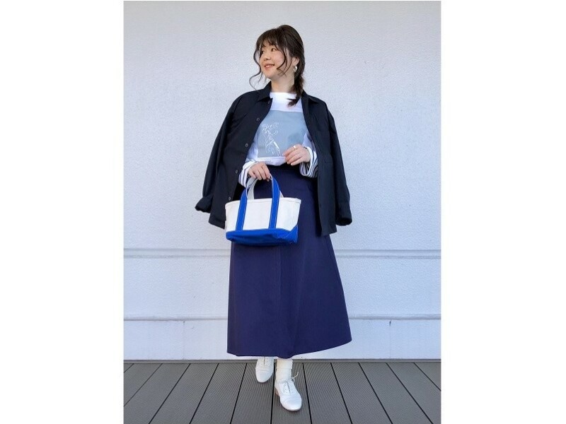 ウエストまわりがクリーンなデザインなので、インナーをインしても◎ 出典:StyleHint