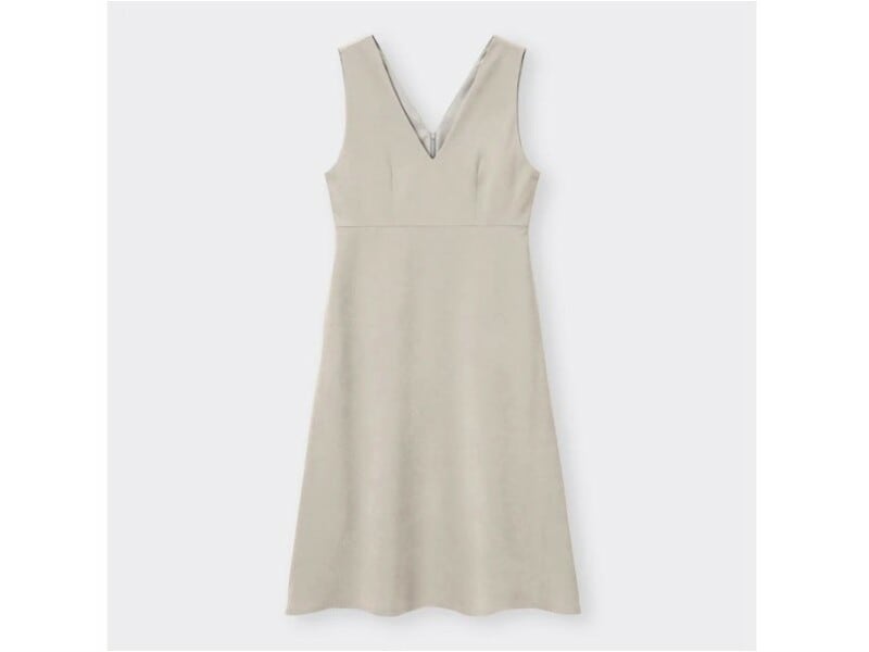 ジーユー Vネックジャンパードレス 2490円(税込)