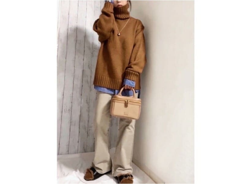 メンズのざっくりニットで抜け感のあるカジュアルコーデに　出典：WEAR