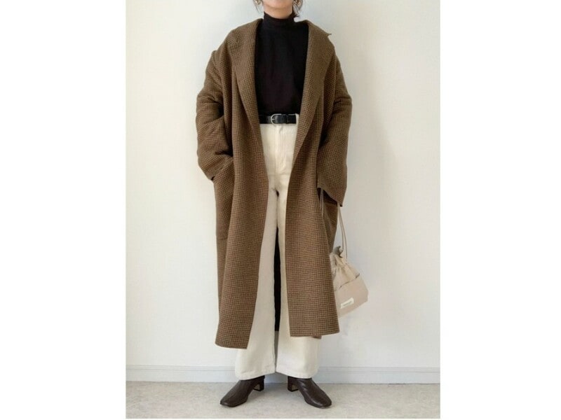 【OKコーデ】パンツが白なら、あとは暗めの色使いでもバランスが取りやすい 出典:WEAR