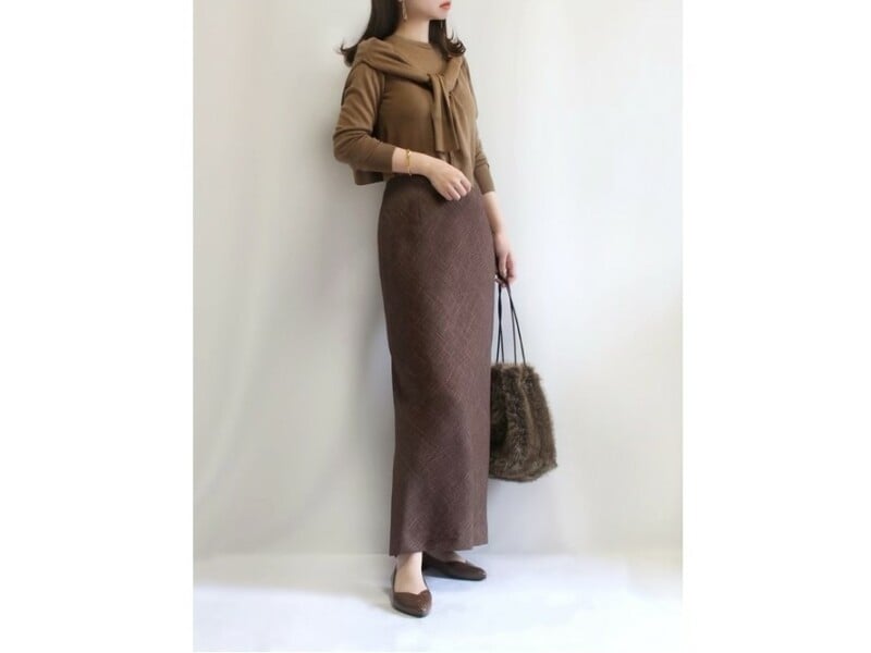 【セールで買ってもいいもの】ベーシックな薄手のハイゲージニットならかさばらず、インナーにもなるのでより長く着られます　出典：WEAR