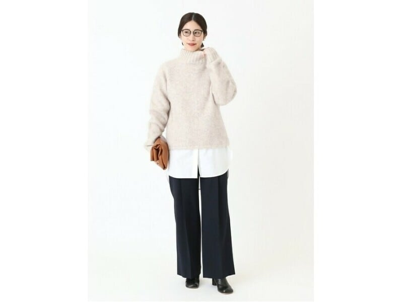 首元から襟が出ないニットでもレイヤードしてOKです　出典：WEAR