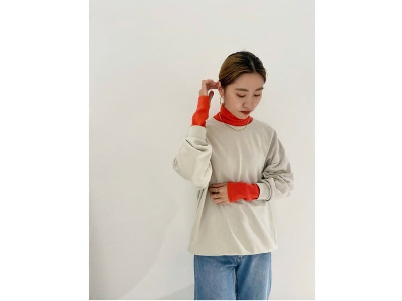 首が暖かいハイネックやタートルニットを下に重ねて暖かさアップ　出典：WEAR