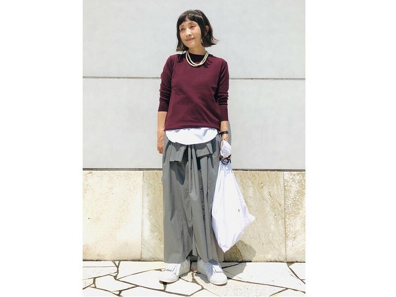 しなやかで上質な生地感の薄手ニットは、一枚でもインナーにも◎　出典：StyleHint