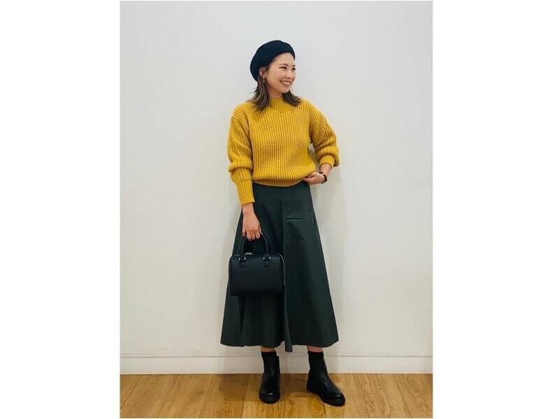 イエローのざっくりニットで冬コーデを華やかに　出典：StyleHint