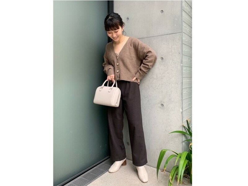 ショート丈カーデはワイドパンツとも相性よし　出典：StyleHint