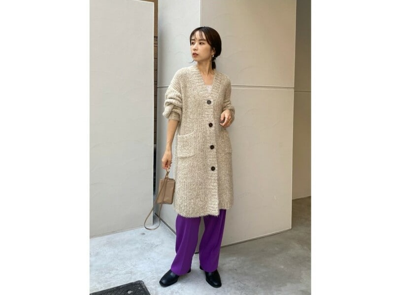 ベージュでパンツのきれいな色を引き立てて 出典:WEAR