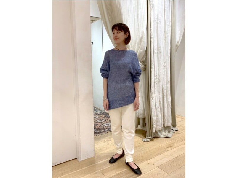 スウェットパンツをきれい色ニット&アクセで盛り立てて 出典:WEAR