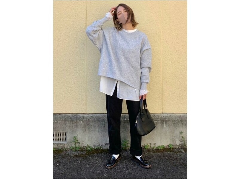ゆったりスウェットの下に白シャツを重ねるときれいめな印象に 出典:WEAR