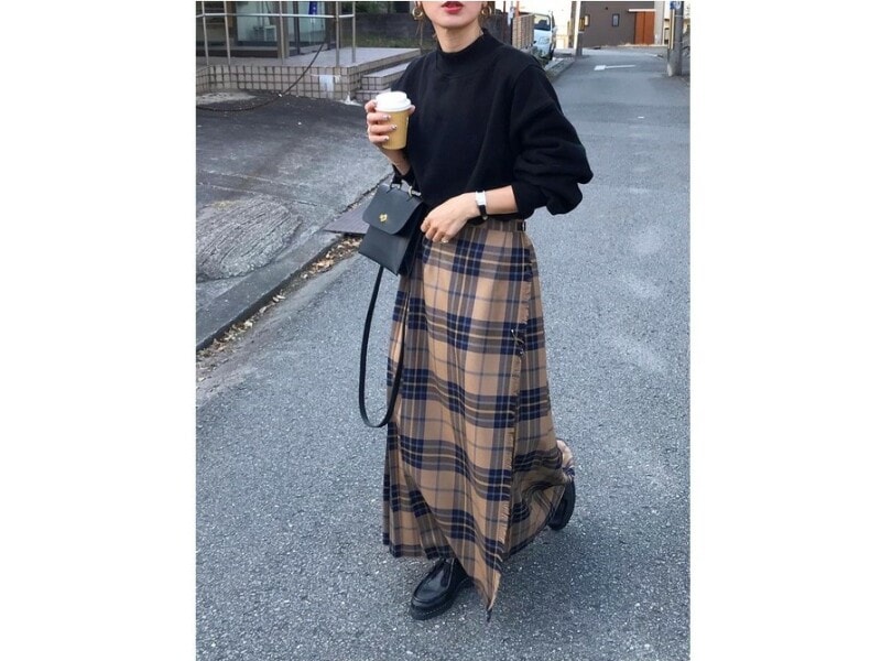 黒のモックネックスウェットをチェック柄のロングスカートで華やかに 出典:WEAR