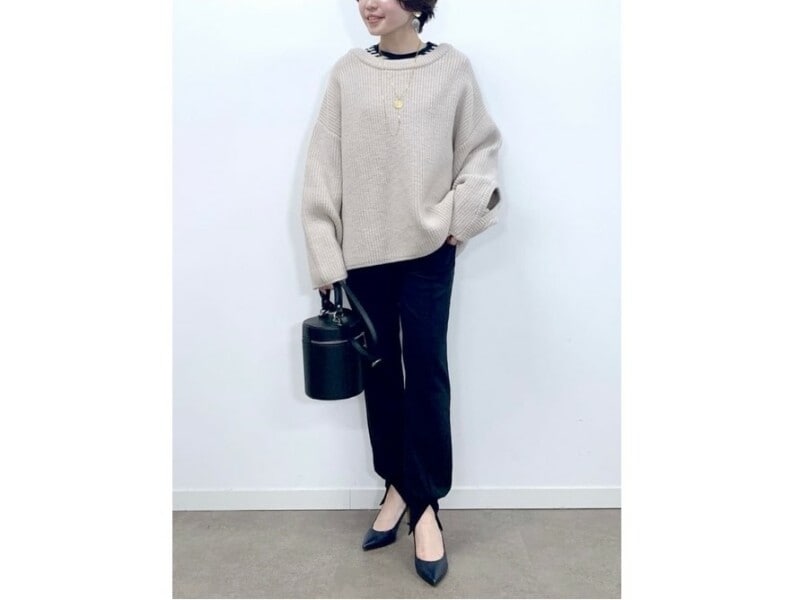 カジュアルなスウェットはコントラストの強い黒&白系カラーですっきり 出典:WEAR