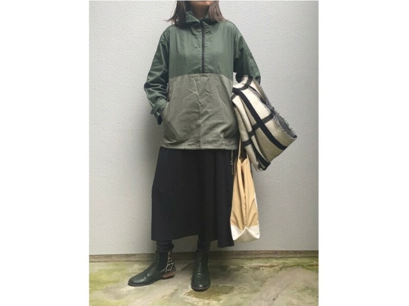 アウトドアテイストの強いアノラックもワンピで女性らしく　出典：WEAR