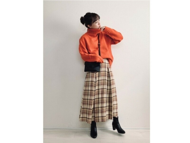 着るだけで元気が出そうなビビッドカラーのニットをたくさん見かけました　出典：WEAR