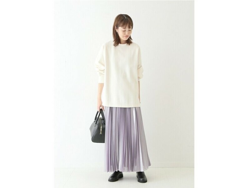 クリーンなスウェットにプリーツスカートを合わせてきれいめに　出典：WEAR