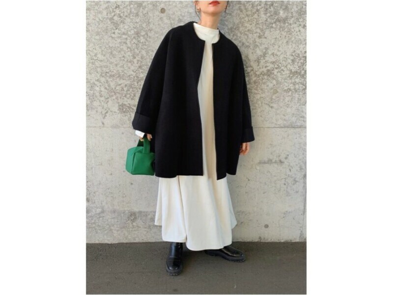 鮮やかなグリーンのバッグをモノトーンコーデに合わせて旬のスタイルに　出典：WEAR