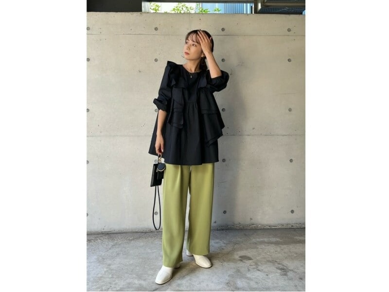Aラインのフリル入りブラウスは大人可愛さもあり華やか 出典:WEAR