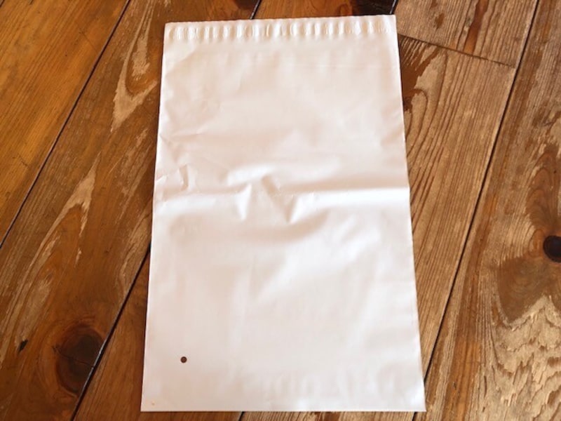 サイズは大きめで封かんテープつき