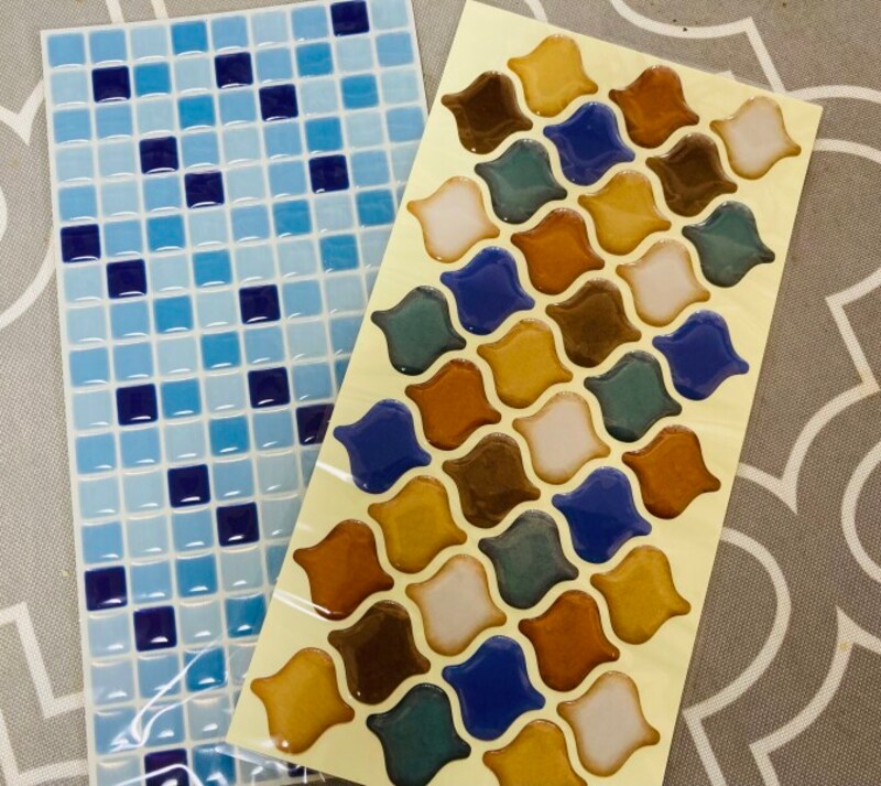 セリアの「タイルシール」。サイズはそれぞれ10×20cm